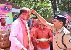 रायपुर : मुख्यमंत्री निवास में होली के रंगों की बौछार: मुख्यमंत्री विष्णु देव साय ने अधिकारियों-कर्मचारियों संग खेली होली